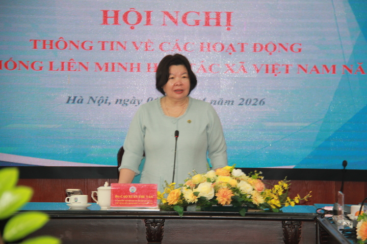 Bà Cao Xuân Thu Vân, Chủ tịch LMHTX Việt Nam cung cấp thông tin cho báo chí sáng 6/4.