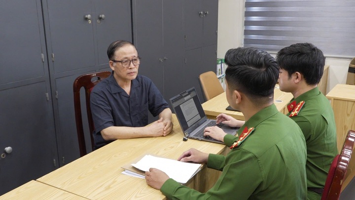 Vũ Minh Châu tại cơ quan điều tra. (Ảnh: Công an Hà Nội)