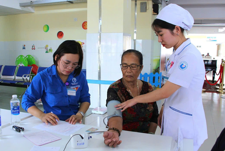 Các y bác sĩ Bệnh viện Từ Dũ thăm khám cho người dân xã Cần Giờ, Thạnh An, Đất Đỏ (TP.HCM). (Ảnh: BVCC)