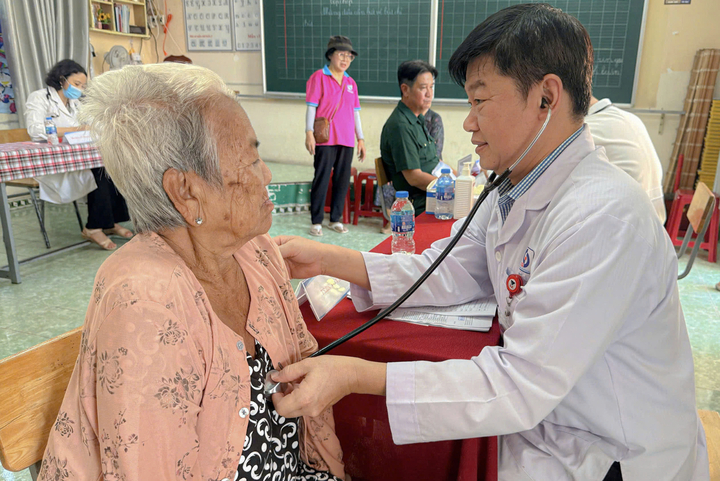 Bác sĩ Bệnh viện Nhân dân Gia Định (TP.HCM) thăm khám cho người dân xã Bình Hưng. (Ảnh: BVCC)