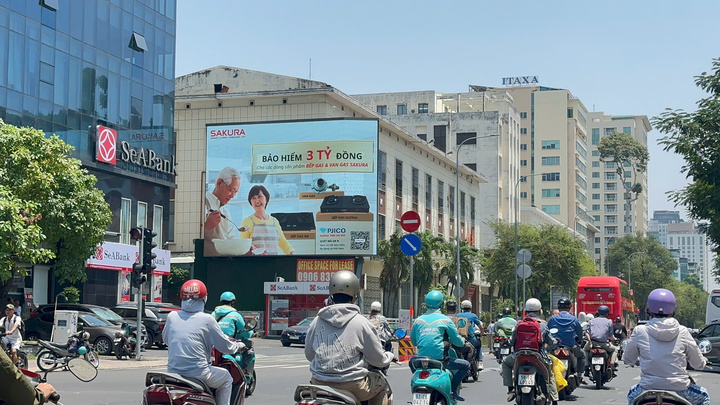 Bảo hiểm bếp gas của thương hiệu SAKURA đang được quảng bá rộng rãi ở các tuyến đường lớn tại TP.HCM