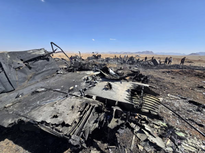 Mảnh vỡ của máy bay Mỹ và cánh quạt của trực thăng ở Isfahan, Iran. (Ảnh: Reuters)