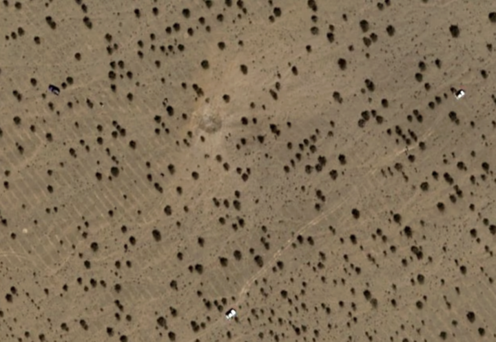 Miệng hố ở cùng khu vực nơi tìm thấy mảnh vỡ máy bay F-15 ở miền trung Iran. (Ảnh: Airbus)