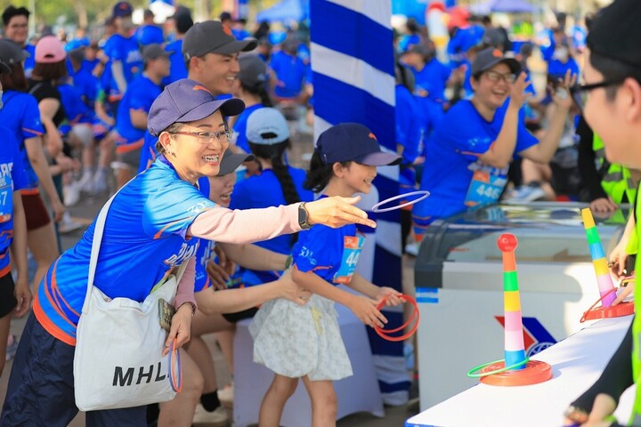 Các hoạt động tương tác, trò chơi nhận quà góp phần tạo nên bầu không khí rộn ràng, gắn kết giữa nhân viên và gia đình.