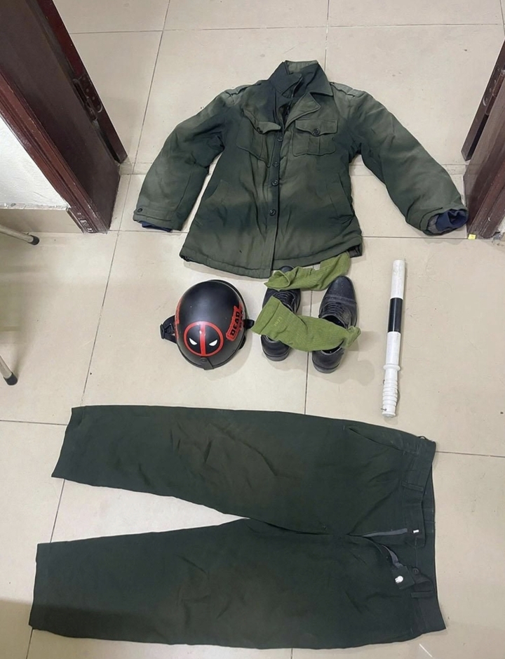 Bộ trang phục Nam mặc để thực hiện hành vi "cưỡng đoạt tài sản".