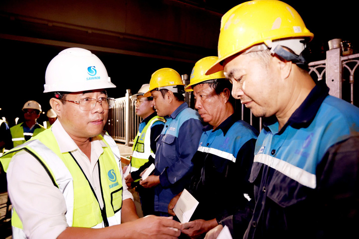 Lãnh đạo Sawaco thường xuyên thăm hỏi cán bộ, công nhân viên góp phần tiếp thêm động lực giúp người lao động hoàn thành nhiệm vụ.