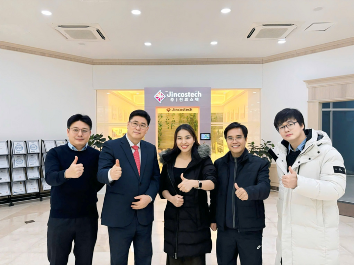 CEO Nguyễn Thúy Hường chụp ảnh lưu niệm cùng lãnh đạo nhà máy Jincostech - Ảnh: YOBE