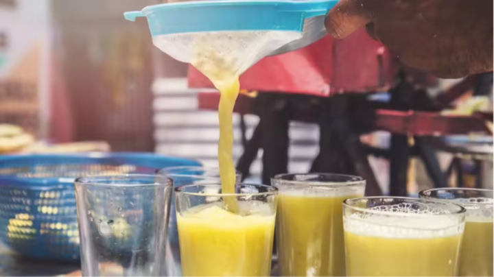 Người có hệ tiêu hóa nhạy cảm nên hạn chế nước mía (Ảnh: Times of India)