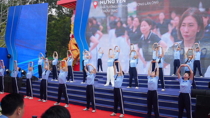 Trong khuôn khổ Lễ mít tinh Phát động Ngày Sức khỏe toàn dân 7/4, hơn 500 cán bộ, giảng viên và sinh viên Học viện Y Dược học cổ truyền Việt Nam tham gia màn đồng diễn dưỡng sinh quy mô lớn. Bài tập được xây dựng trên nguyên lý kết hợp giữa y học cổ truyền và y học hiện đại, kế thừa từ các bài dưỡng sinh chống xơ cứng của cố Bộ trưởng Bộ Y tế Nguyễn Văn Hưởng.