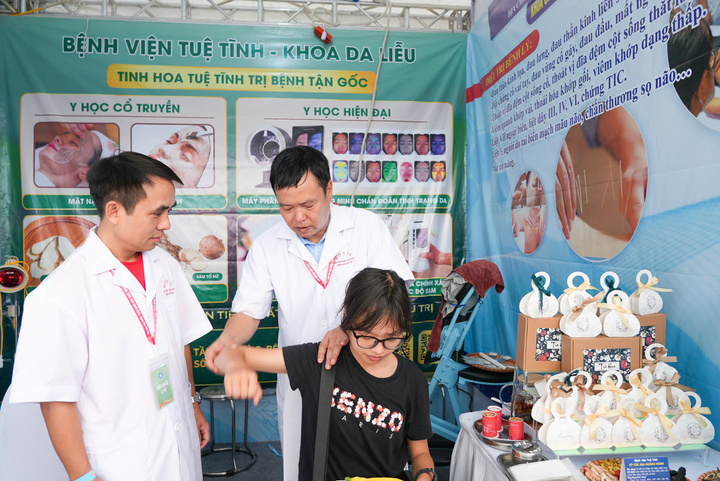 Đội ngũ bác sĩ của Bệnh viện Tuệ Tĩnh là một trong 18 đơn vị tham gia hoạt động khám, tư vấn sức khỏe miễn phí tại sự kiện. Bên cạnh việc thăm khám, các bác sĩ còn thực hiện xoa bóp, bấm huyệt, hỗ trợ điều trị bằng phương pháp y học cổ truyền, đồng thời hướng dẫn người dân các kỹ năng chăm sóc sức khỏe đơn giản tại nhà và tư vấn chế độ dinh dưỡng hợp lý, góp phần nâng cao ý thức phòng bệnh chủ động trong cộng đồng.