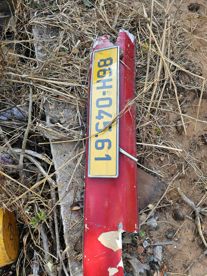 Biển số xe khách gãy rời khỏi xe.