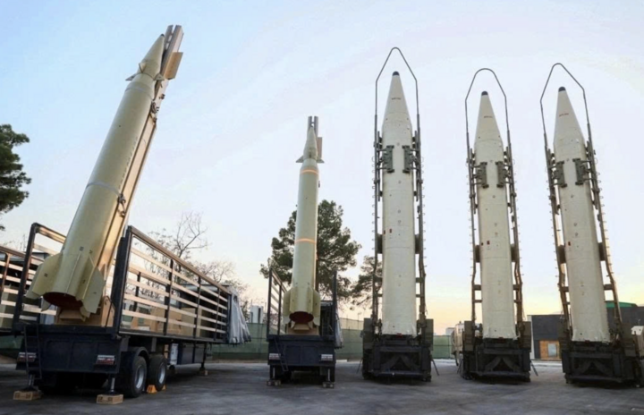 Loạt tên lửa trong triển lãm về thành tựu quốc phòng của Iran ở Tehran hồi năm 2023 (Ảnh: Reuters)