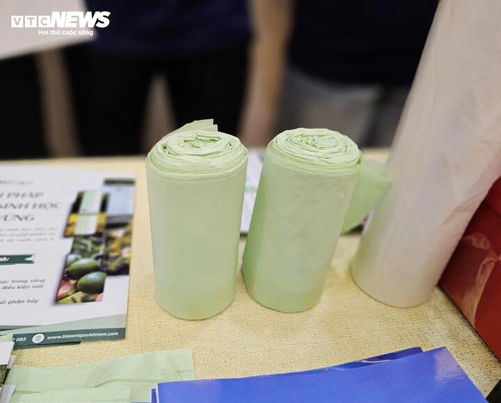 Sản phẩm túi sinh học từ vỏ cam có thể phân hủy, thay thế túi nilon truyền thống.