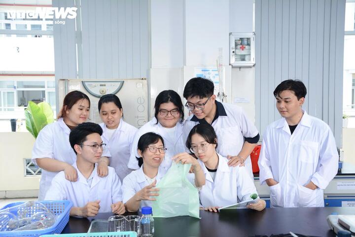 Nhóm nghiên cứu thử nghiệm độ bền và khả năng phân hủy của vật liệu sinh học trong phòng thí nghiệm.