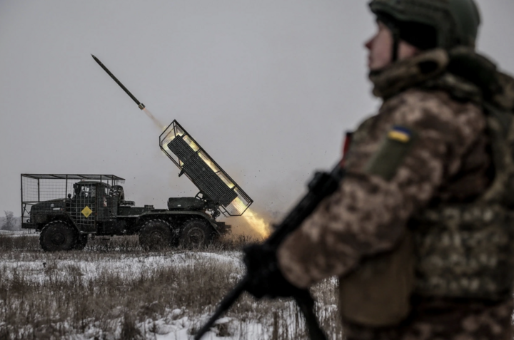 Lữ đoàn Cơ giới Độc lập số 24 của Ukraine khai hỏa hệ thống pháo phản lực phóng loạt BM-21 Grad nhằm vào lực lượng Nga gần thị trấn tiền tuyến Chasiv Yar, tỉnh Donetsk, ngày 15/1/2026. Ảnh: Reuters