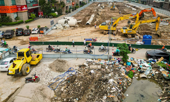 Công trường Vành đai 2,5 đoạn qua Cầu Giấy đang rầm rộ thi công.
