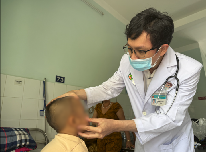 Bé trai 4 tuổi bị viên bi sắt găm vào sọ. (Ảnh: BVCC)