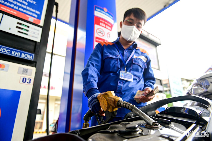 Bộ Tài chính đề xuất kéo dài thuế nhập khẩu xăng, dầu 0% thêm 2 tháng.