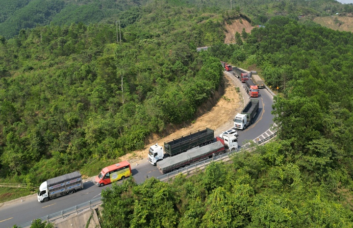 Hạ tầng đường nhỏ hẹp nhưng các phương tiện trọng tải lớn lưu thông cường độ dày đặc khiến người dân địa phương bất an, lo lắng