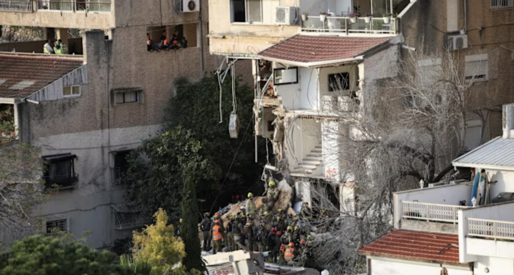 Nhân viên cứu hộ làm việc tại hiện trường vụ va chạm của một vật thể phóng, trong bối cảnh xung đột Mỹ - Israel và Iran vẫn tiếp diễn. (Ảnh: Reuters)