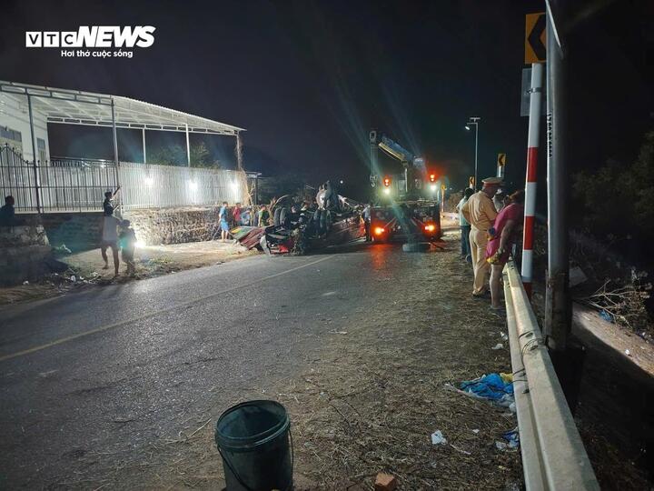 Lực lượng chức năng đang khám nghiệm hiện trường vụ tai nạn. (Ảnh: THÀNH TÀI)