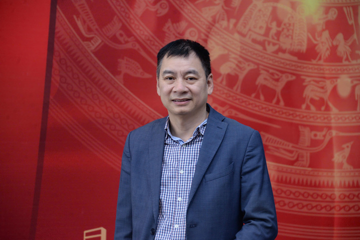 Nhà báo Đồng Mạnh Hùng, Trưởng Ban Thư ký Biên tập Đài Tiếng nói Việt Nam (VOV), Trưởng Ban Giám khảo Hội đồng thi Phát thanh trực tiếp, tại Liên hoan Phát thanh toàn quốc lần thứ XVII.