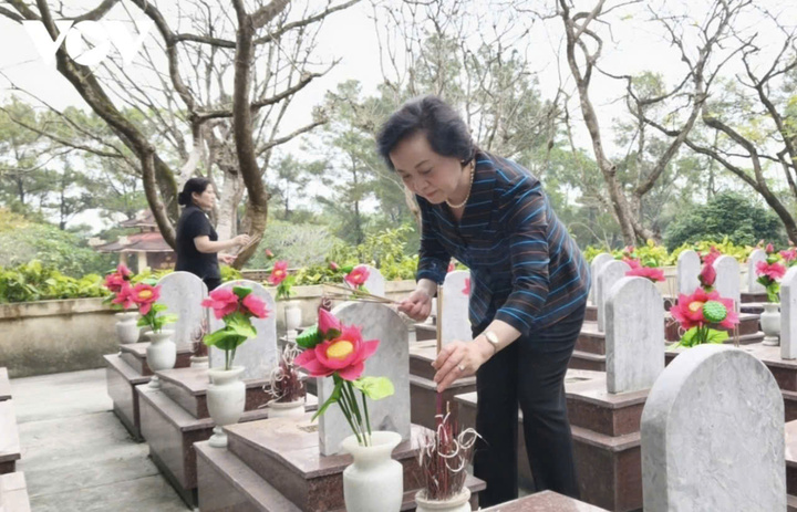 Phó Thủ tướng Phạm Thị Thanh Trà thắp hương tri ân liệt sĩ tại nghĩa trang liệt sĩ quốc gia Trường Sơn.
