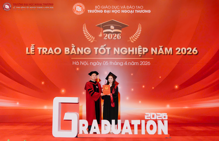 Trang nhận bằng cử nhân xuất sắc Đại học Ngoại thương tại Lễ trao bằng tốt nghiệp hôm 5/4 vừa qua.