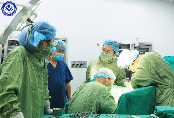 Ca phẫu thuật trải qua nhiều giờ căng thẳng (Ảnh: BVCC)