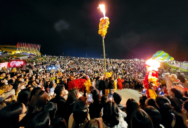 Biểu diễn múa lân sư tại quảng trường Lâm Viên.