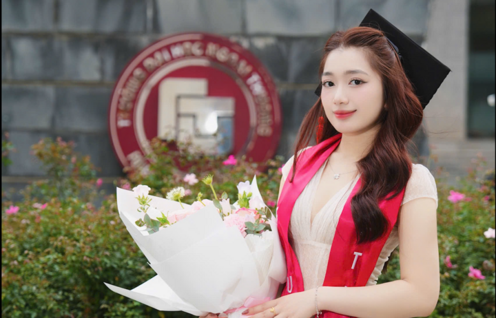Trong đợt tốt nghiệp năm nay của Trường Đại học Ngoại thương, Lê Hoàng Trang (SN 2004) là một trong những gương mặt tân cử nhân nổi bật của khóa. Nữ lớp trưởng lớp Anh 10 - Kinh tế đối ngoại K61, trường Đại học Ngoại thương vừa tốt nghiệp loại xuất sắc với GPA 3.85/4.0.