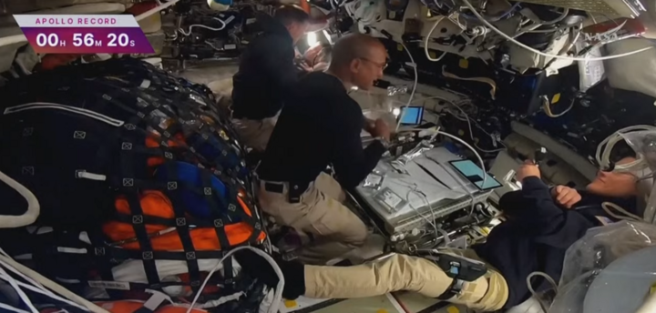 Phi hành đoàn Artemis chuẩn bị cho công việc bay ngang qua Mặt Trăng, góc trái màn hình hiện thị đồng hồ đếm người đến cột mốc kỷ lục của tàu Apollo 17. (Ảnh chụp màn hình)