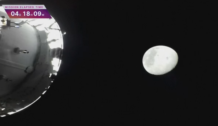 Tàu Orion của sứ mệnh Artemis II ngày càng tiến gần đến Mặt Trăng. (Ảnh chụp màn hình)