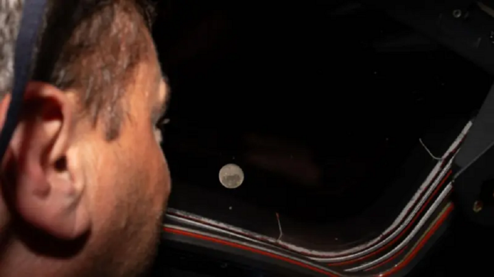 Phi hành gia Artemis II nhìn ra ngoài cửa sổ tàu vũ trụ Orion để ngắm Mặt Trăng. (Ảnh: NASA)