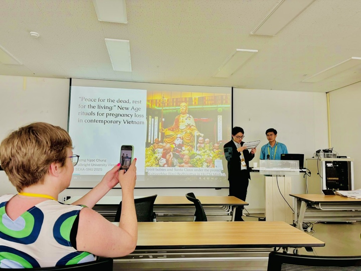 Ngọc Chung (áo xanh) trình bày tại hội thảo “Định hình tương lai: Đông Á như thực tiễn” tại Đại học Quốc gia Seoul mùa hè 2025, đồng tổ chức bởi Nhân học Đông Á Hội (Hiệp hội Nhân học Hoa Kỳ) và Đại học Quốc gia Seoul mùa hè 2025.