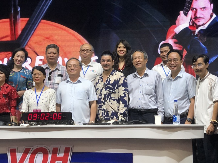 Tổng Giám đốc VOV Đỗ Tiến Sỹ (thứ hai từ trái sang) chúc mừng Hội đồng Giám khảo và ê-kip thực hiện phát thanh trực tiếp tại đài VOH (TP.HCM) tại Liên hoan Phát thanh lần thứ XV năm 2022.