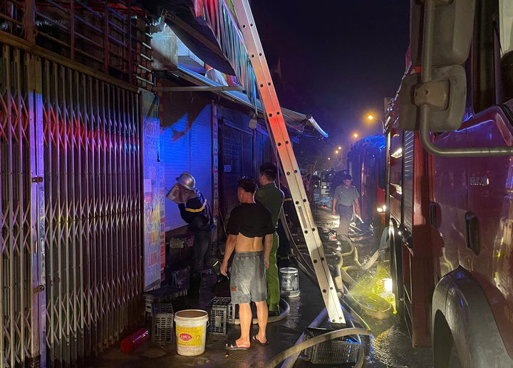 Hiện trường vụ cháy khiến 2 người mắc kẹt.