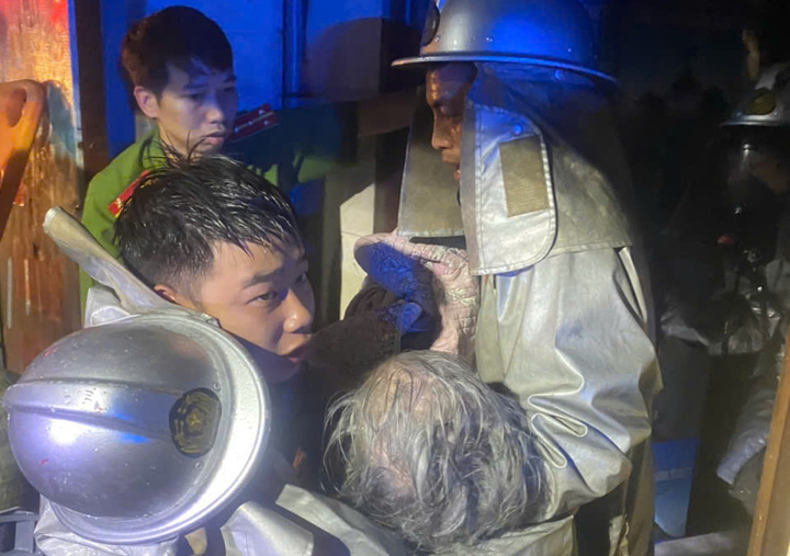 Nạn nhân mắc kẹt trong đám cháy được đưa ra ngoài an toàn.