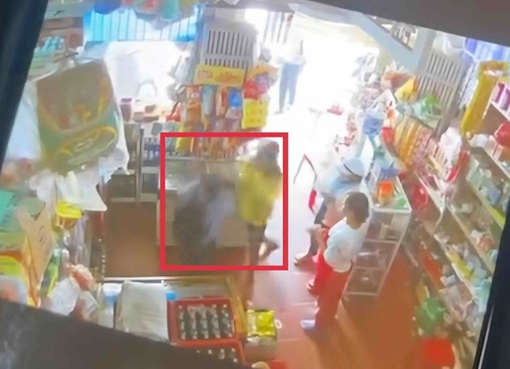 Camera ghi lại cảnh người đàn ông mặc áo vàng được cho là có hành động đánh một học sinh ở Huế. (Ảnh cắt từ clip)