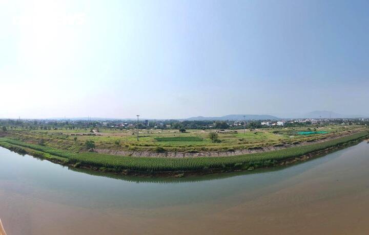 Đến tháng 3/2025, Trung tâm Phát triển quỹ đất tỉnh tiếp nhận lại vai trò chủ đầu tư, tiến hành rà soát toàn bộ các tồn tại. Hiện các gói thầu xây lắp mới đạt khoảng 47% khối lượng. Công tác giải phóng mặt bằng còn nhiều khó khăn khi vẫn còn 42 thửa đất với diện tích khoảng 1,8 ha chưa được khảo sát, kiểm kê; 15 hộ dân đã được lên phương án bồi thường chưa nhận tiền bồi thường, chưa bàn giao hơn 1,33 ha mặt bằng. Bên cạnh đó, việc điều chỉnh quy hoạch và phát sinh hạng mục cũng ảnh hưởng đến tiến độ chung.