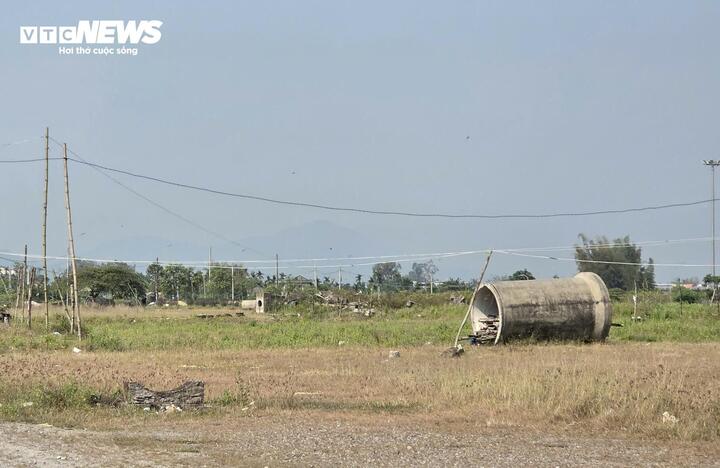 Ông Phạm Xuân Vinh, Giám đốc Trung tâm Phát triển quỹ đất tỉnh, cho biết: “Trung tâm cùng các sở, ngành đã tham mưu UBND tỉnh gia hạn thời gian thực hiện dự án và điều chỉnh, bổ sung một số hạng mục. Chúng tôi mong lãnh đạo tỉnh và các cơ quan liên quan hỗ trợ tháo gỡ các tồn tại cũ để dự án sớm hoàn thiện”.