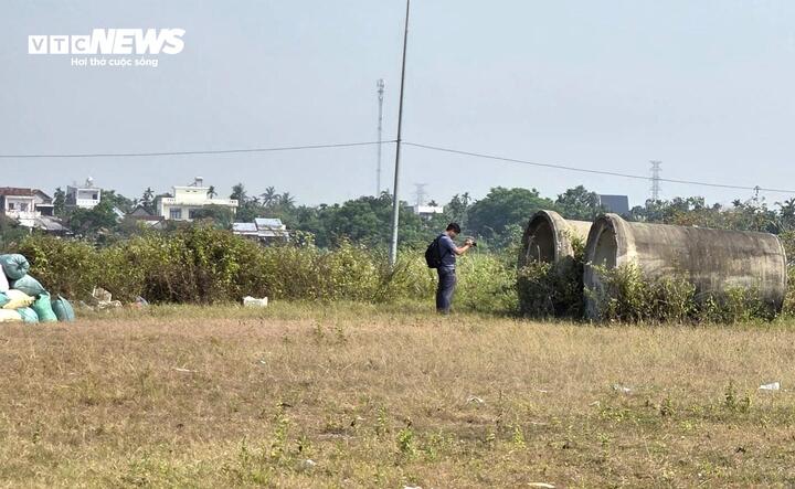 Sau nhiều năm triển khai, đến nay dự án vẫn chìm trong dang dở, khiến quỹ đất ven sông và khu tái định cư chưa thể phát huy hiệu quả.