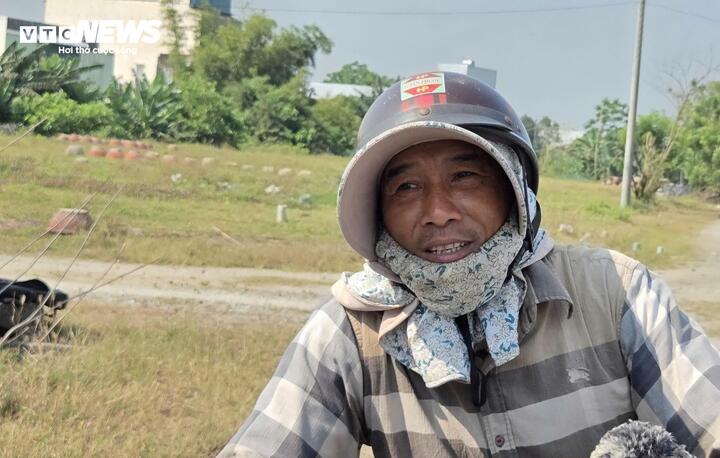 Ông Bùi Văn Tuyến, trú thôn 3, xã Long Phụng, nói: “Dự án khởi công đã lâu nhưng người dân chờ hoài vẫn chưa thấy về đích. Thấy đất bỏ hoang rất lãng phí nên chúng tôi mới tận dụng để trồng rau".