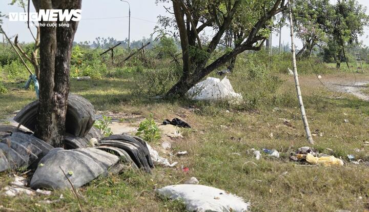 Theo Trung tâm Phát triển quỹ đất tỉnh Quảng Ngãi, dự án ban đầu do QISC làm chủ đầu tư, triển khai từ năm 2018 đến tháng 10/2020. Sau đó, dự án được bàn giao cho Sở Nông nghiệp và Môi trường tiếp nhận nhưng chưa thể hoàn thành do vướng mắc trong bồi thường, giải phóng mặt bằng và thi công.