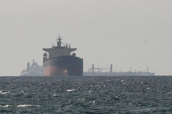 Tàu chở hàng di chuyển gần eo biển Hormuz. (Ảnh: Reuters)