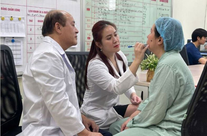 GS Sơn và con gái thăm khám cho bệnh nhân.