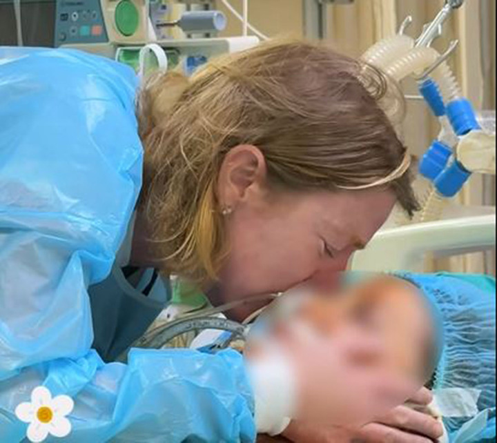 Xúc động giây phút người mẹ nghẹn ngào tiễn biệt con gái (Ảnh cắt từ clip)