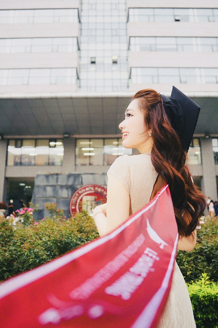 Trang cho biết “bí quyết” học tập của mình nằm ở sự kỷ luật và thói quen học tập đều đặn mỗi ngày. Trang cũng là cộng tác viên tại Viện Kinh tế và Kinh doanh Quốc tế thuộc Trường Đại học Ngoại thương, nơi giúp Trang có cơ hội tiếp cận gần hơn với các hoạt động học thuật, hỗ trợ tổ chức sự kiện và làm việc trong môi trường có tính chuyên môn cao.