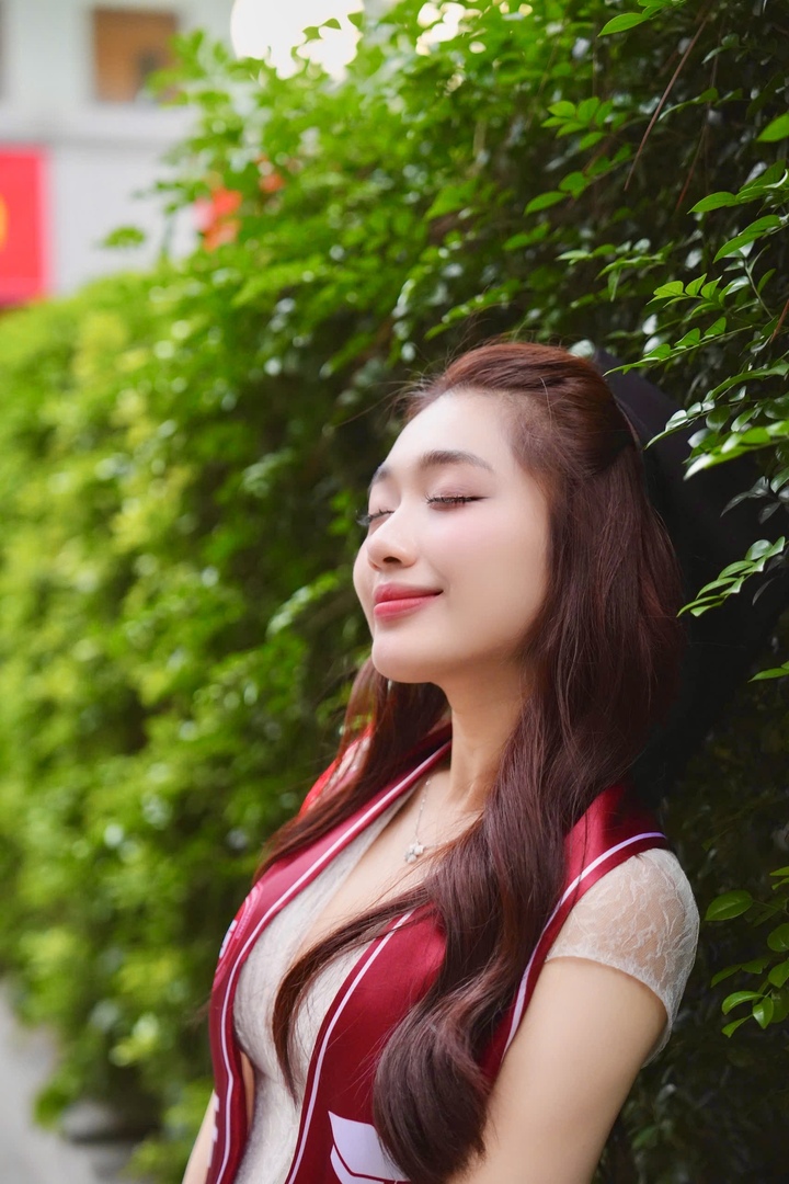 Lê Hoàng Trang gây ấn tượng không chỉ bởi thành tích học tập mà còn vì ngoài tươi tắn, năng động của một sinh viên thế hệ mới. Trong thời gian học tại đại học, Trang nhiều kỳ nhận học bổng khuyến khích học tập nhờ kết quả học tập nổi bật.