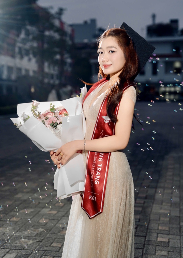 Trang cũng có kinh nghiệm làm việc trong lĩnh vực bảo hiểm, ngân hàng.